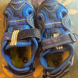 Size 5.5 wide toddler stride rite